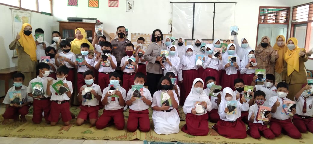 Peringati Hari Ibu Polsek Kokap Bagikan Alat Tulis